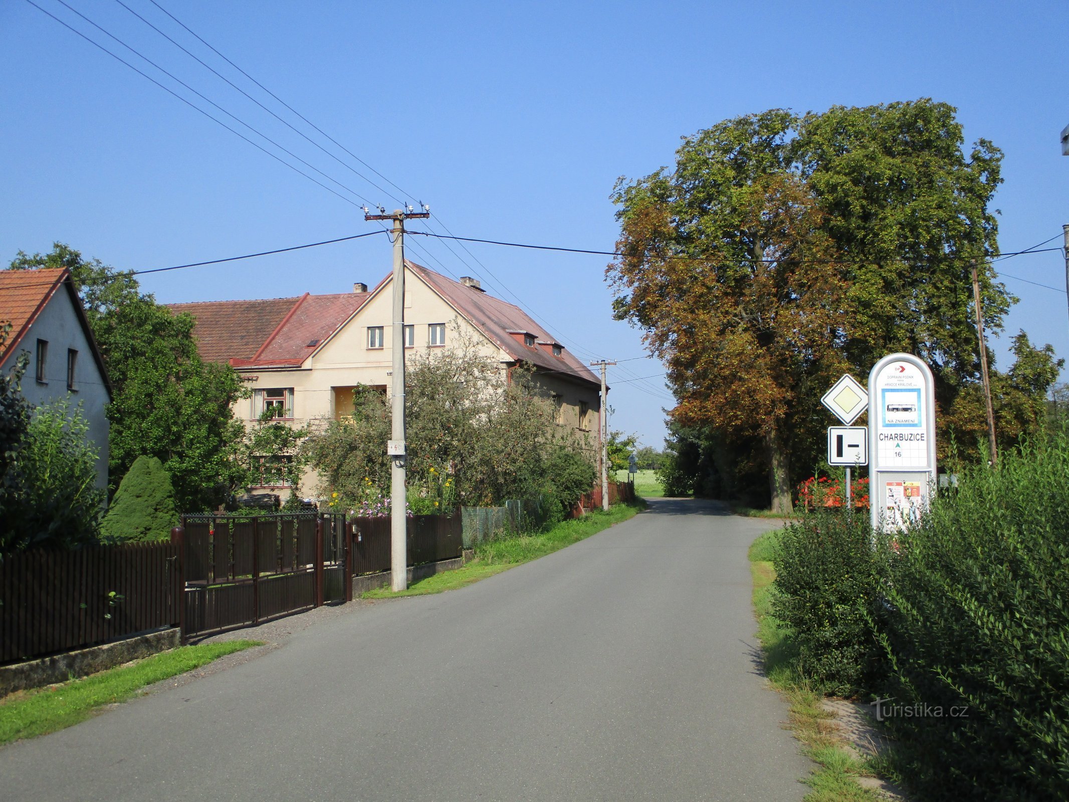 Alentours de l'arrêt de bus (Charbuzice)