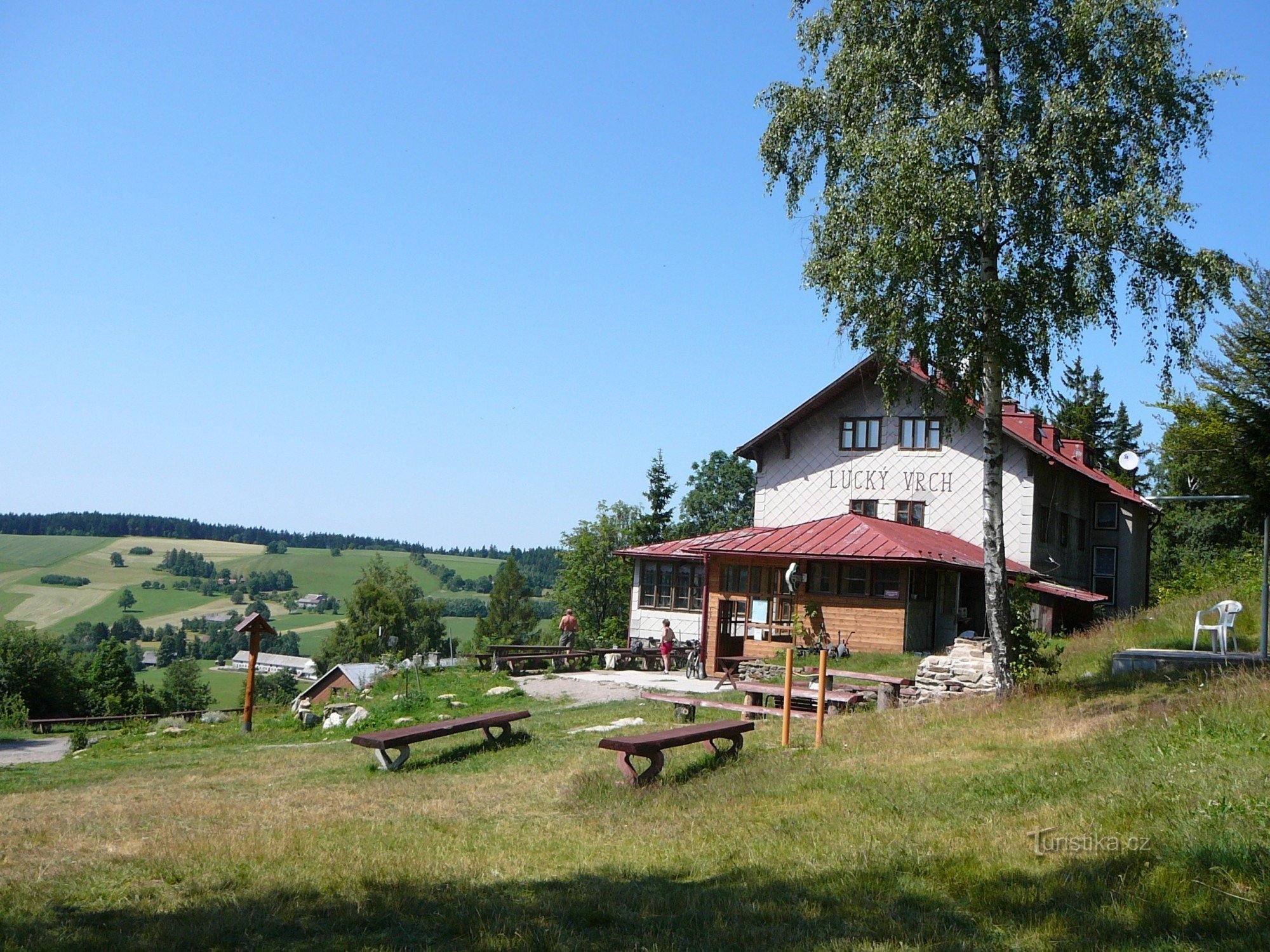 Um die Hütte herum