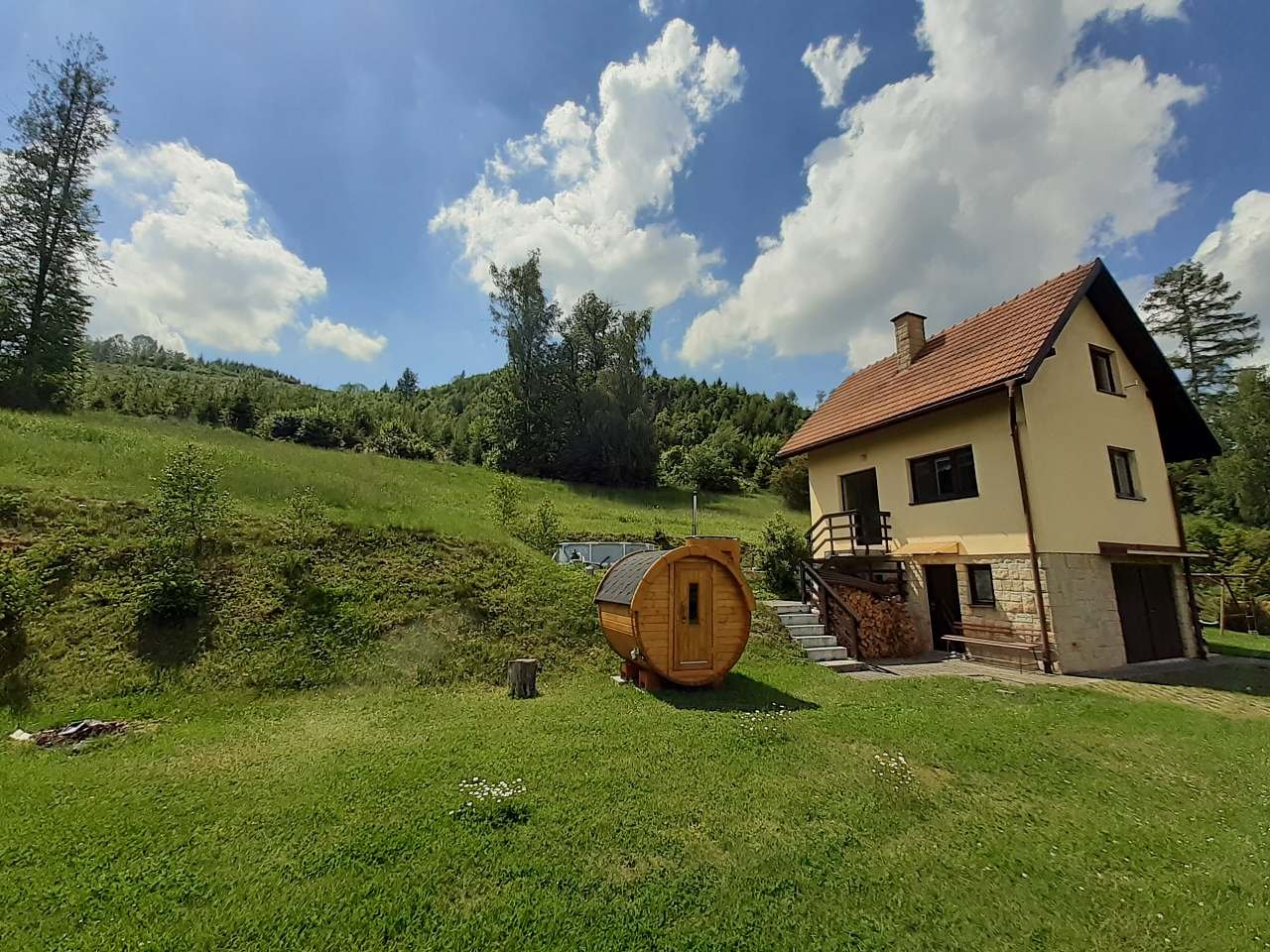 Um die Hütte herum