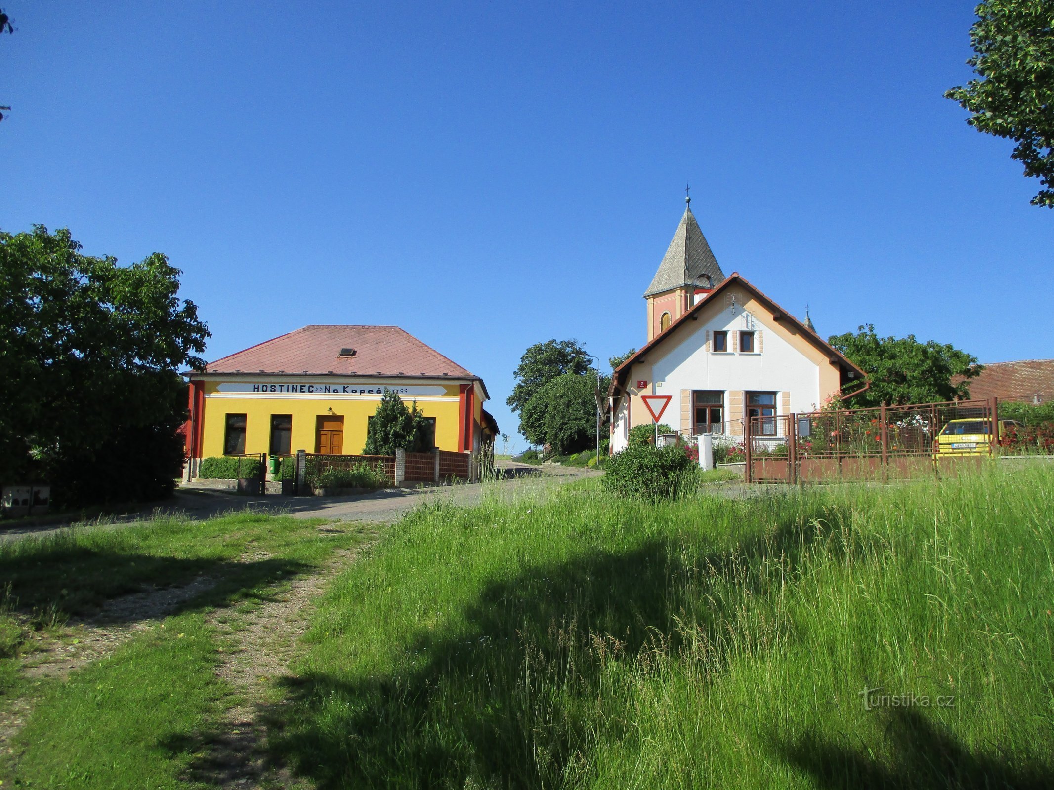 Rondom de kerk van St. George (Hradek)