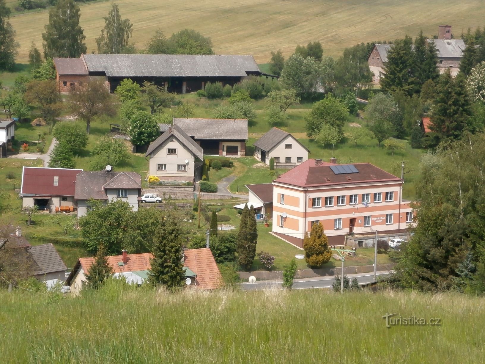 Umgebung des Gemeindeamtes (Libňatov, 25.5.2016)