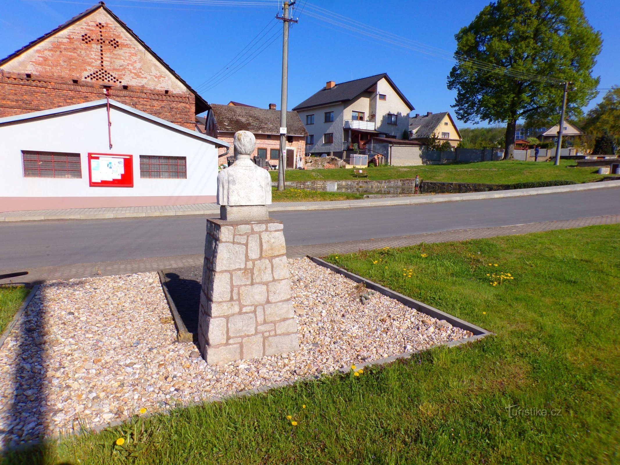 Omgivningen av monumentet P. Josef František Smetana (Svinišťany, 8.5.2022 maj XNUMX)