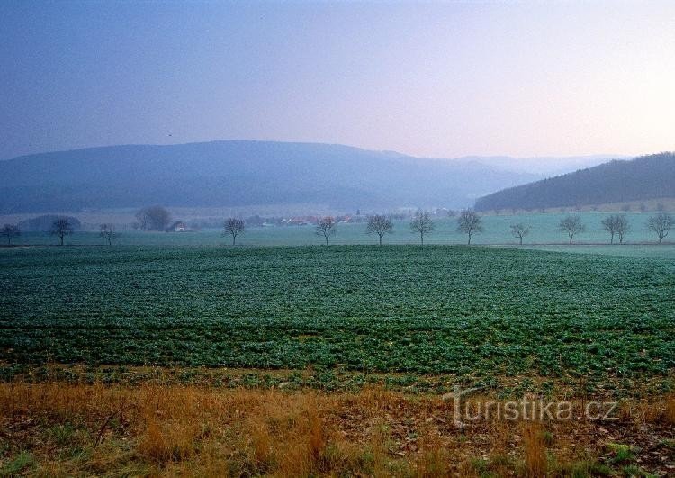 Împrejurimile orașului Rídeč: împrejurimile orașului Rídeč la răsăritul soarelui