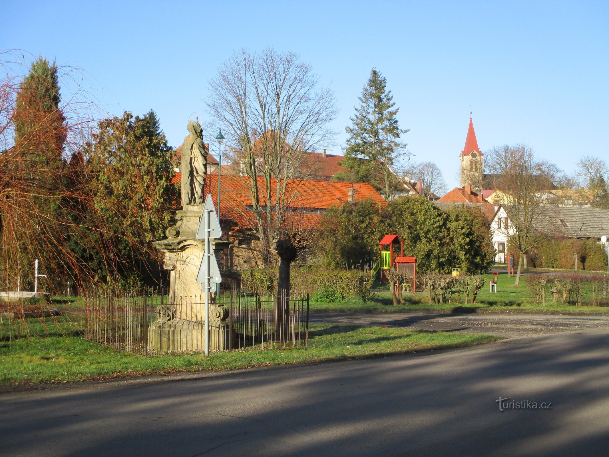 În jurul statuii Sf. Francisc de Paula (Hořiněves)