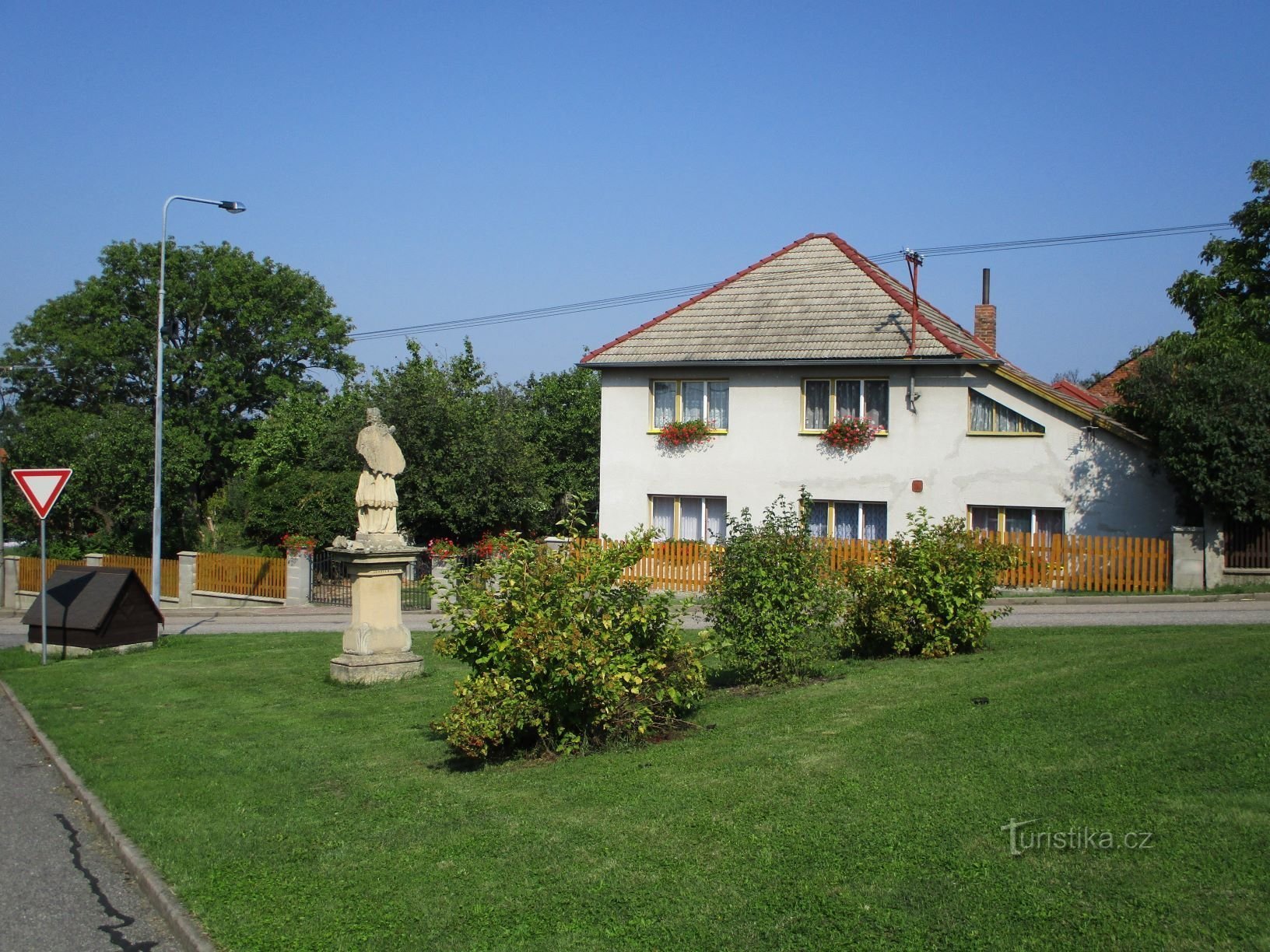 Rond het standbeeld van St. Johannes van Nepomuck (Petrovice, 31.8.2019 augustus XNUMX)