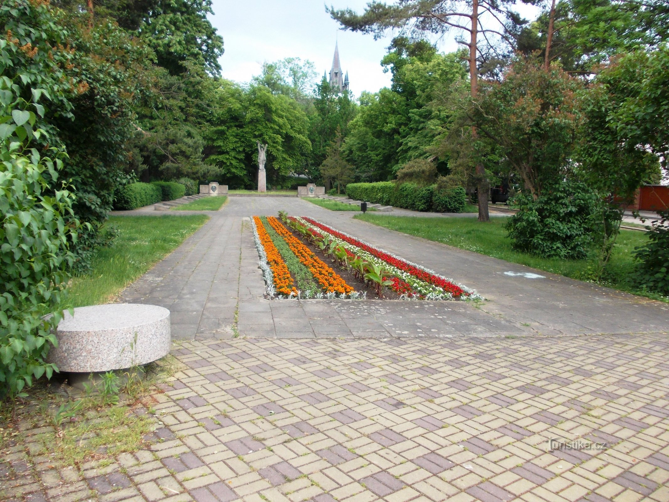 i nærheden af ​​monumentet