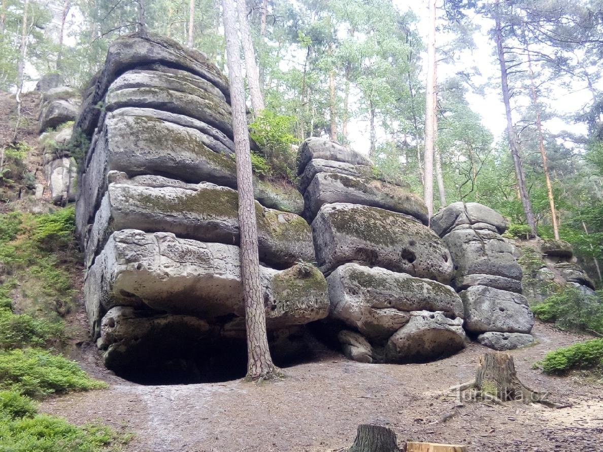 Autour de Sedmihorek à travers les rochers et au-delà des vues.