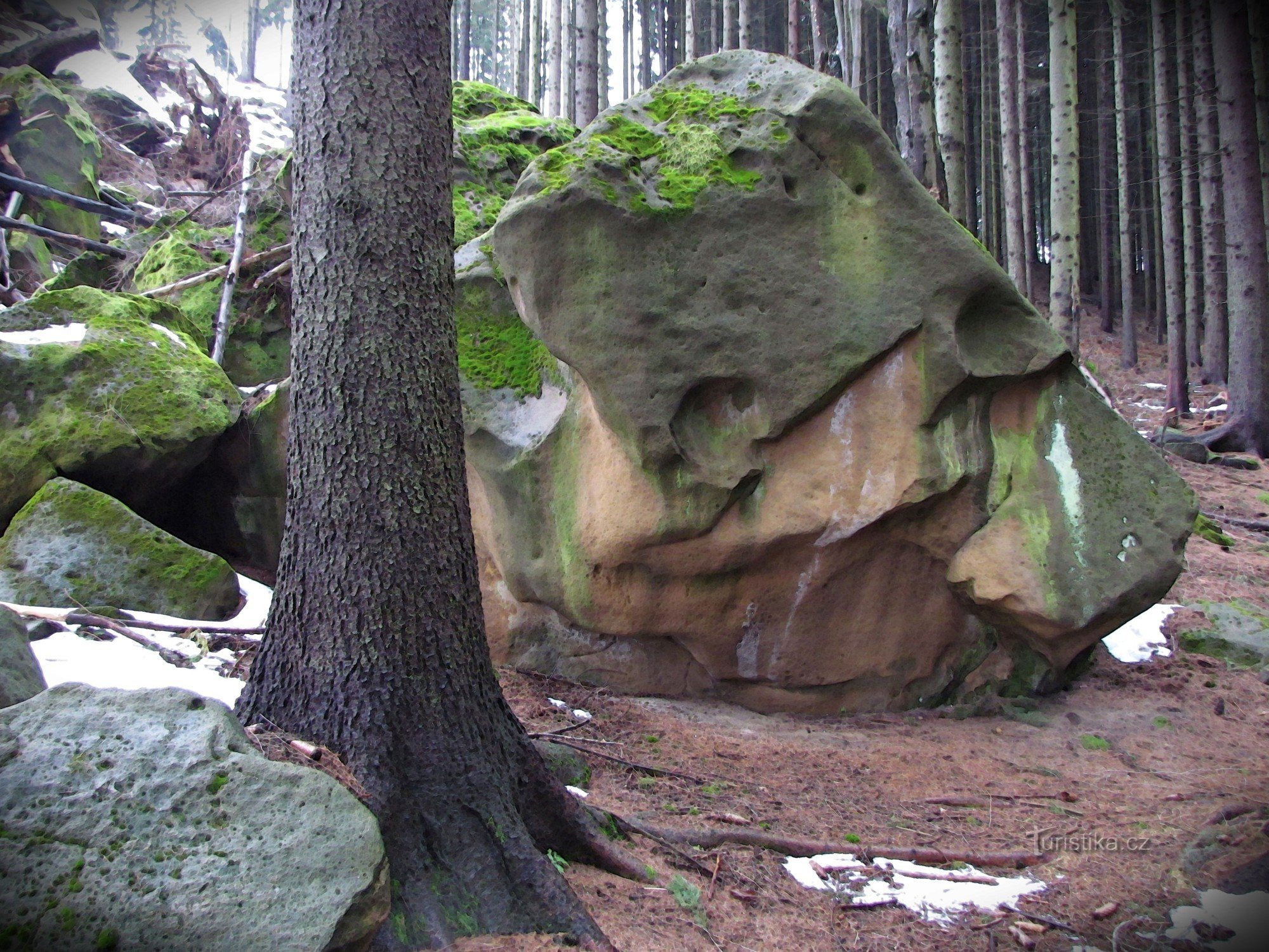 umgebende Felsen und Felsbrocken