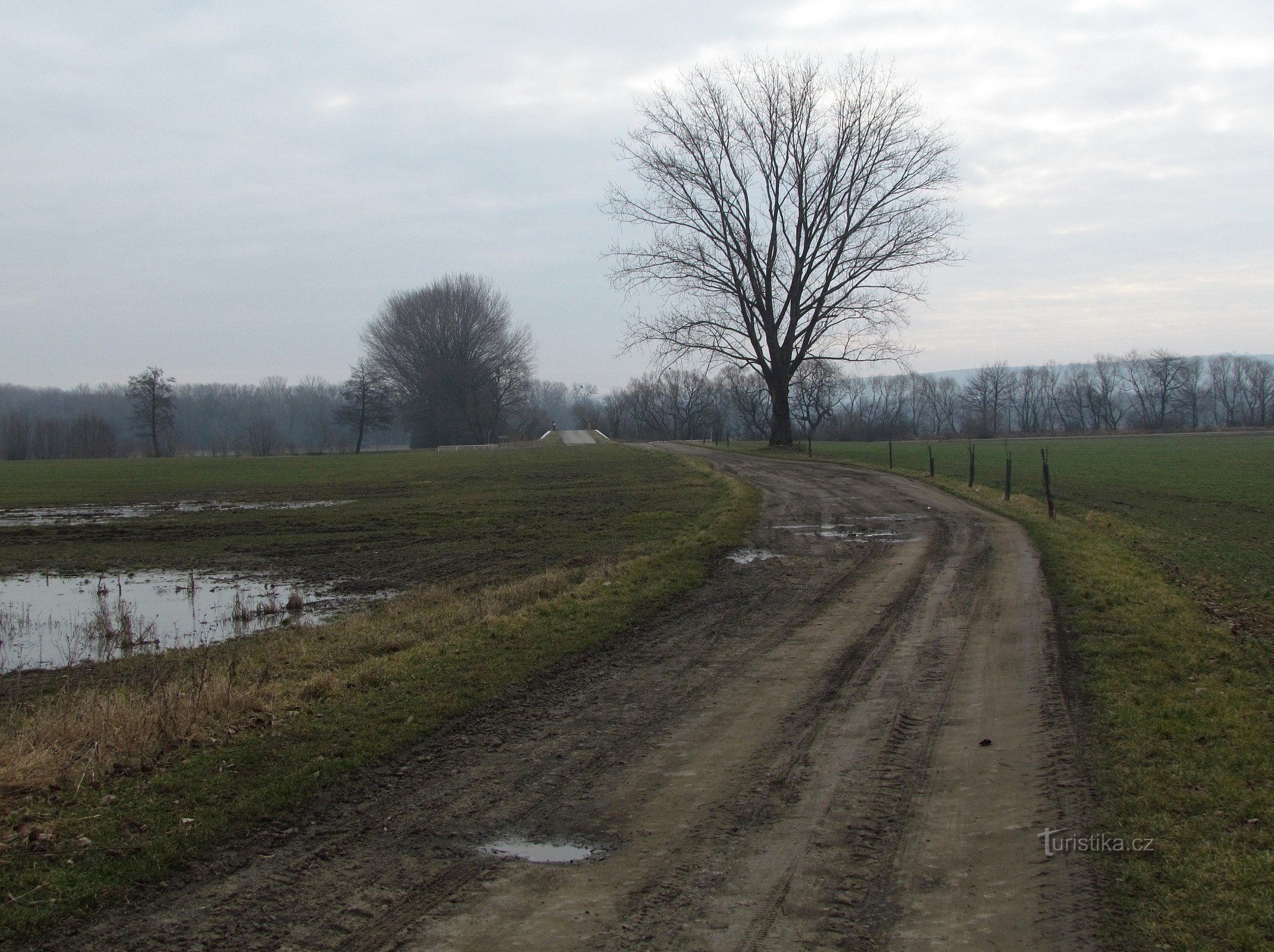 Um den Bať-Kanal von Huštěnovice nach Spytihněvi