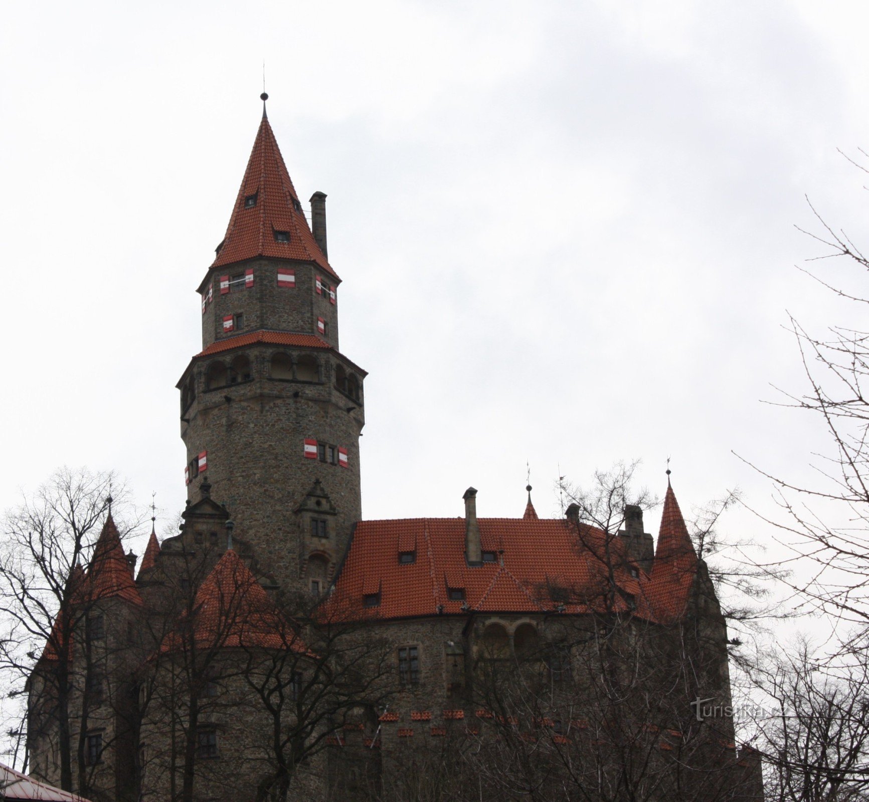 Okolo hradu cestička...