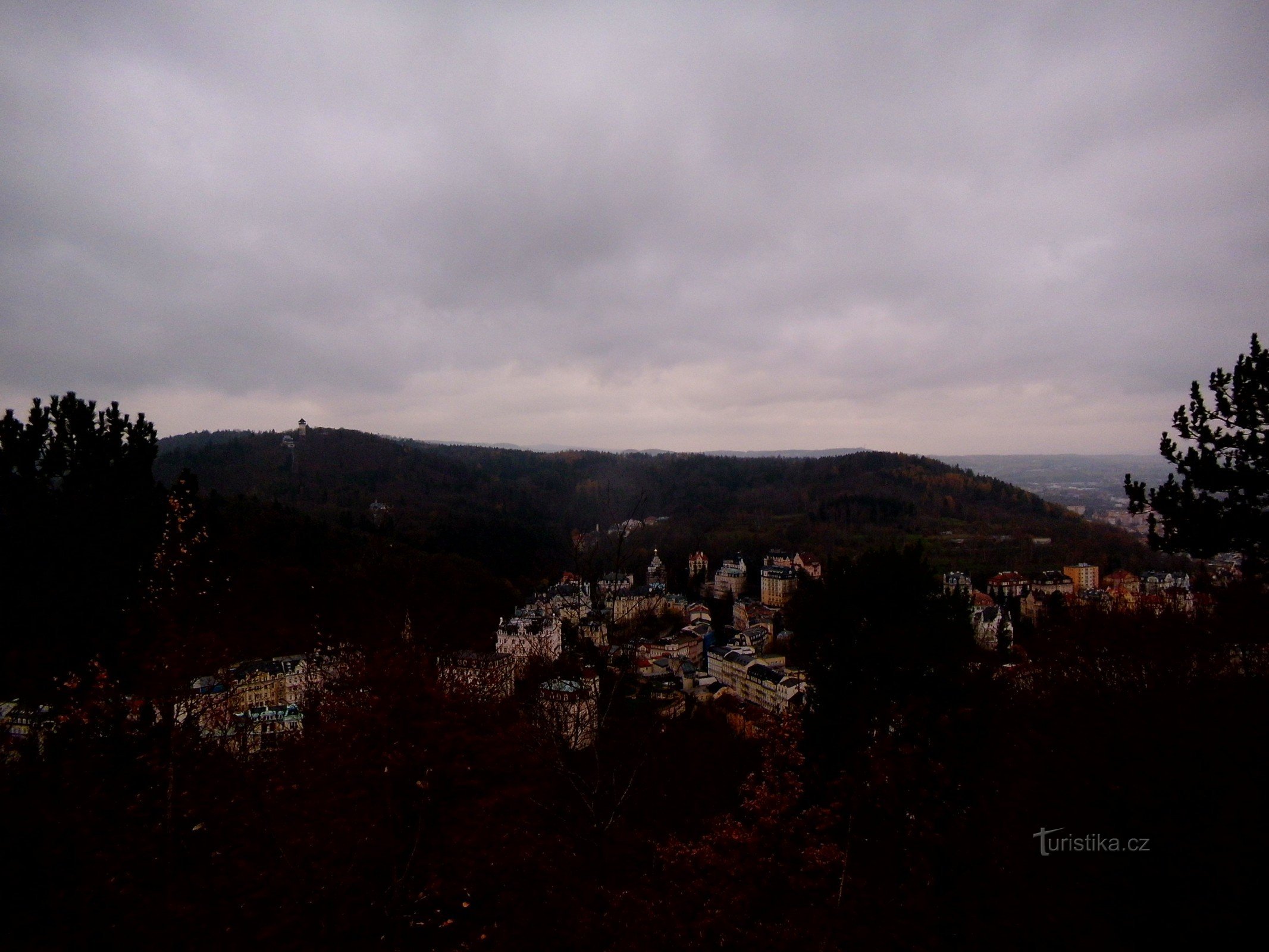 Rond Karlovy Vary - door de Three Crosses, de uitkijktoren en het observatorium