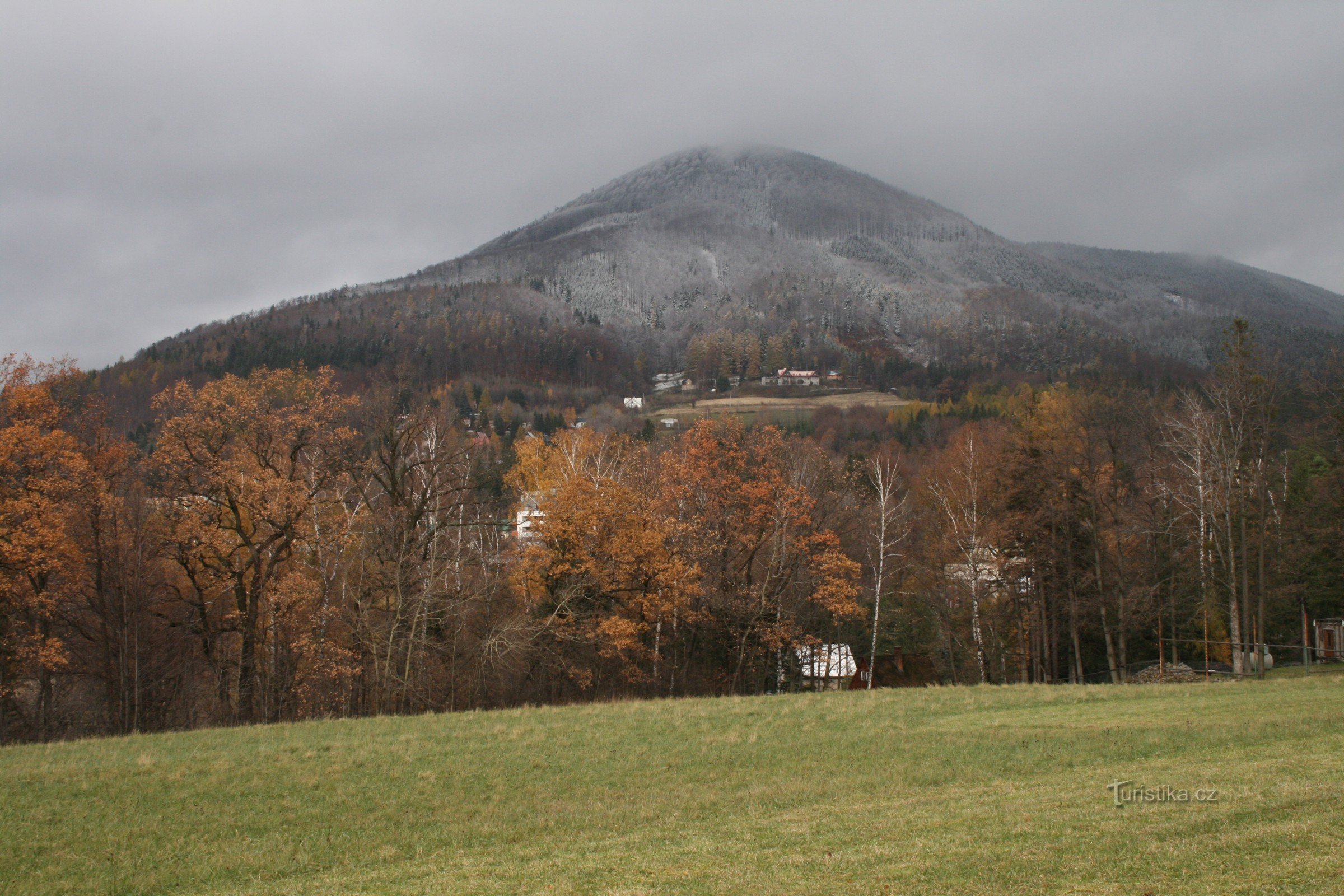 Rond de Skalka-heuvel in de uitlopers van de Moravische-Silezische Beskydy