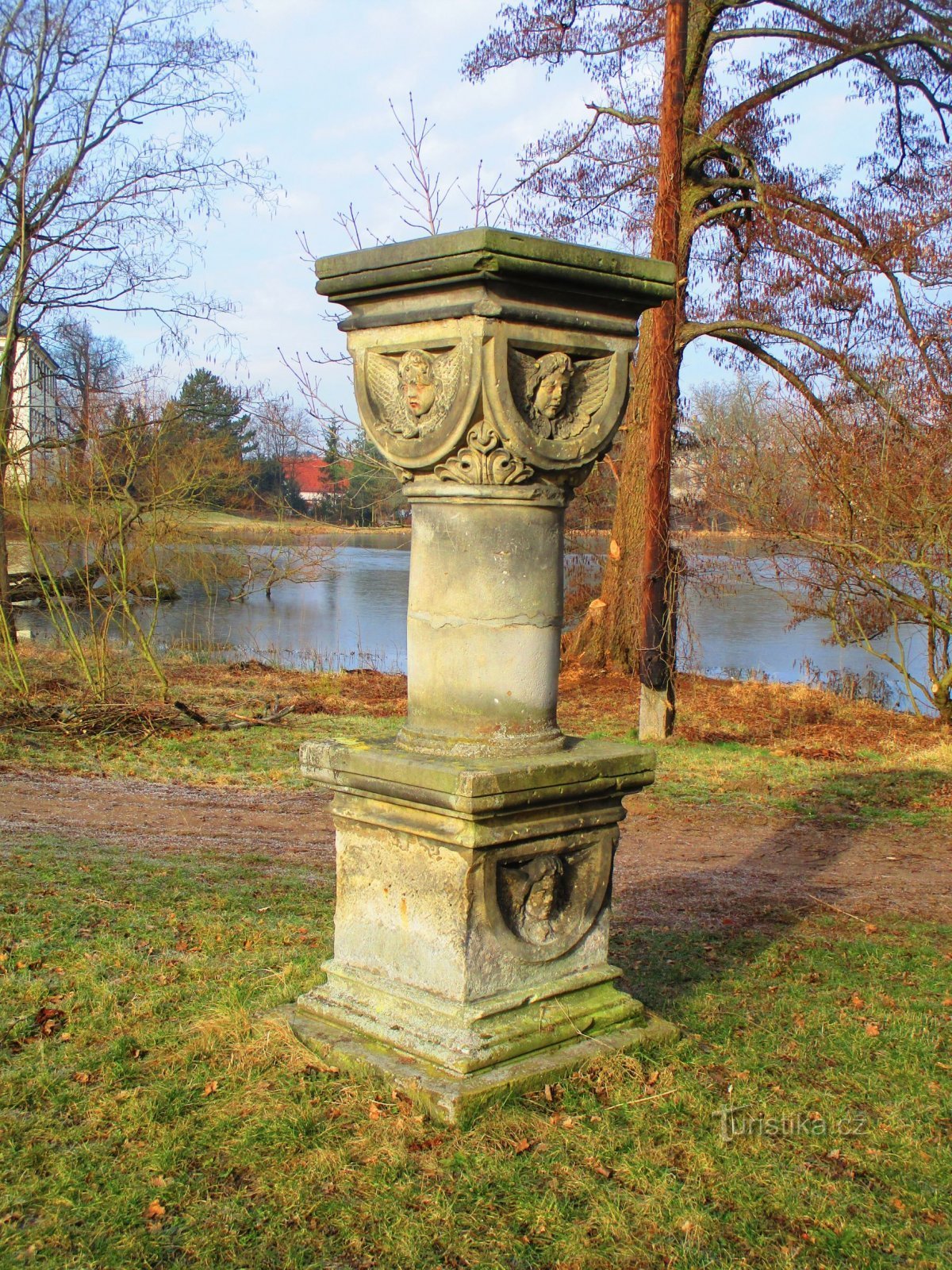 Columna ornamental en el estanque Zámecký (Kopidlno, 3.3.2022/XNUMX/XNUMX)