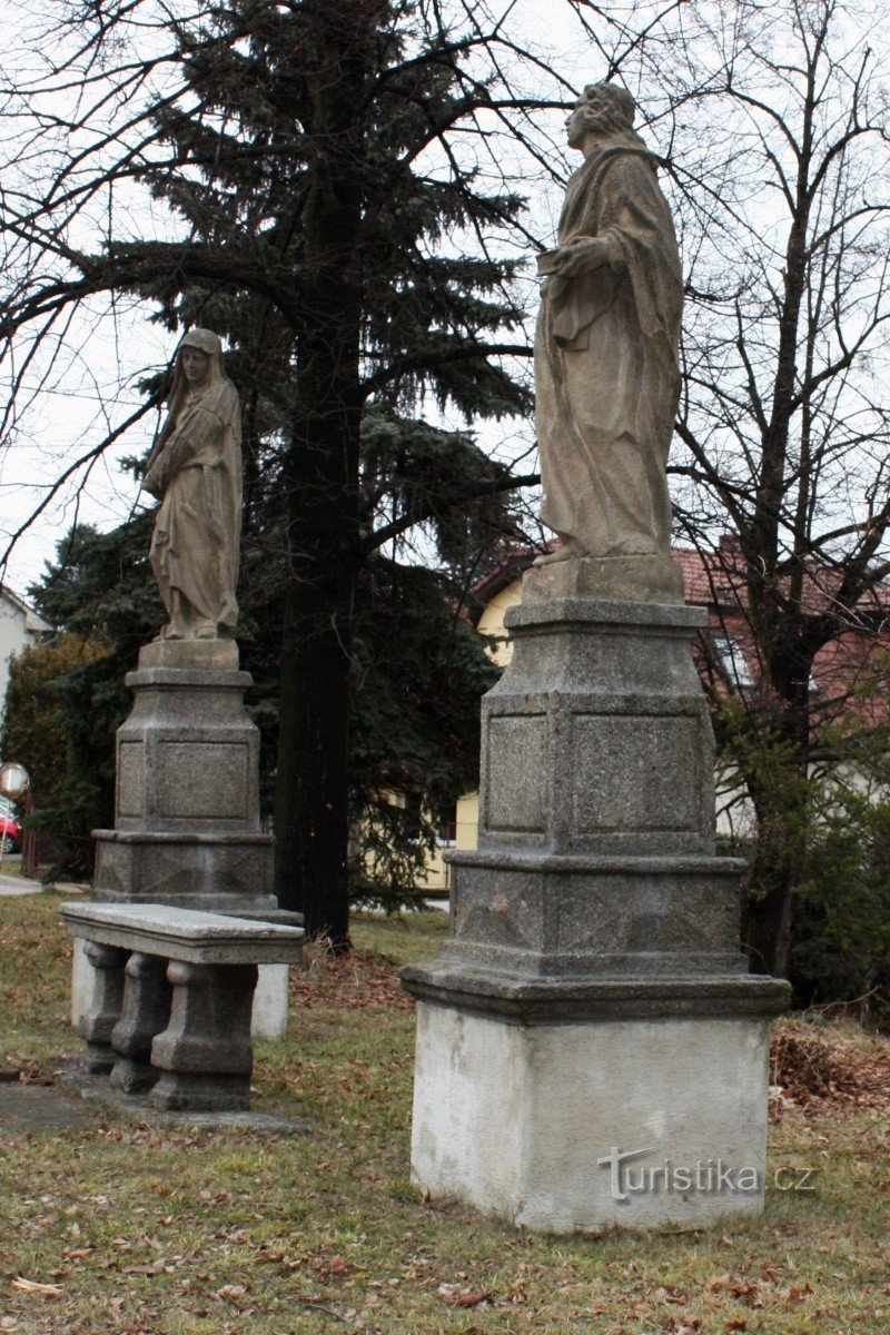 Olbramovice - Statuen von Heiligen