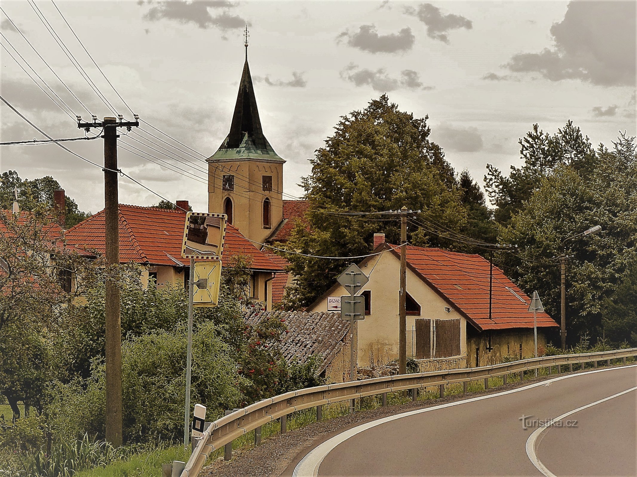 Oleška, au fond l'église de Tous les Saints