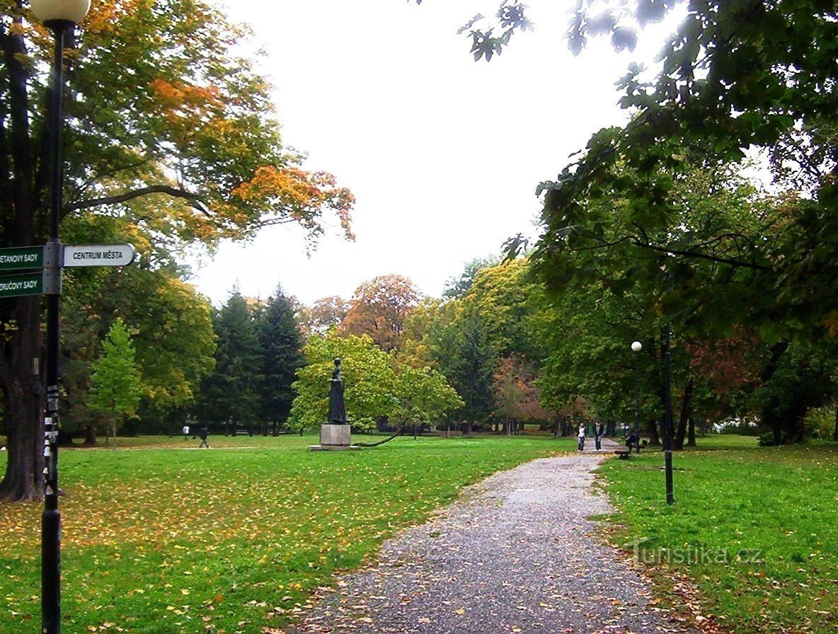 Monumento triste de Olomouc-Čechovy a Božena Němcová de 1975 - Foto: Ulrych Mir.