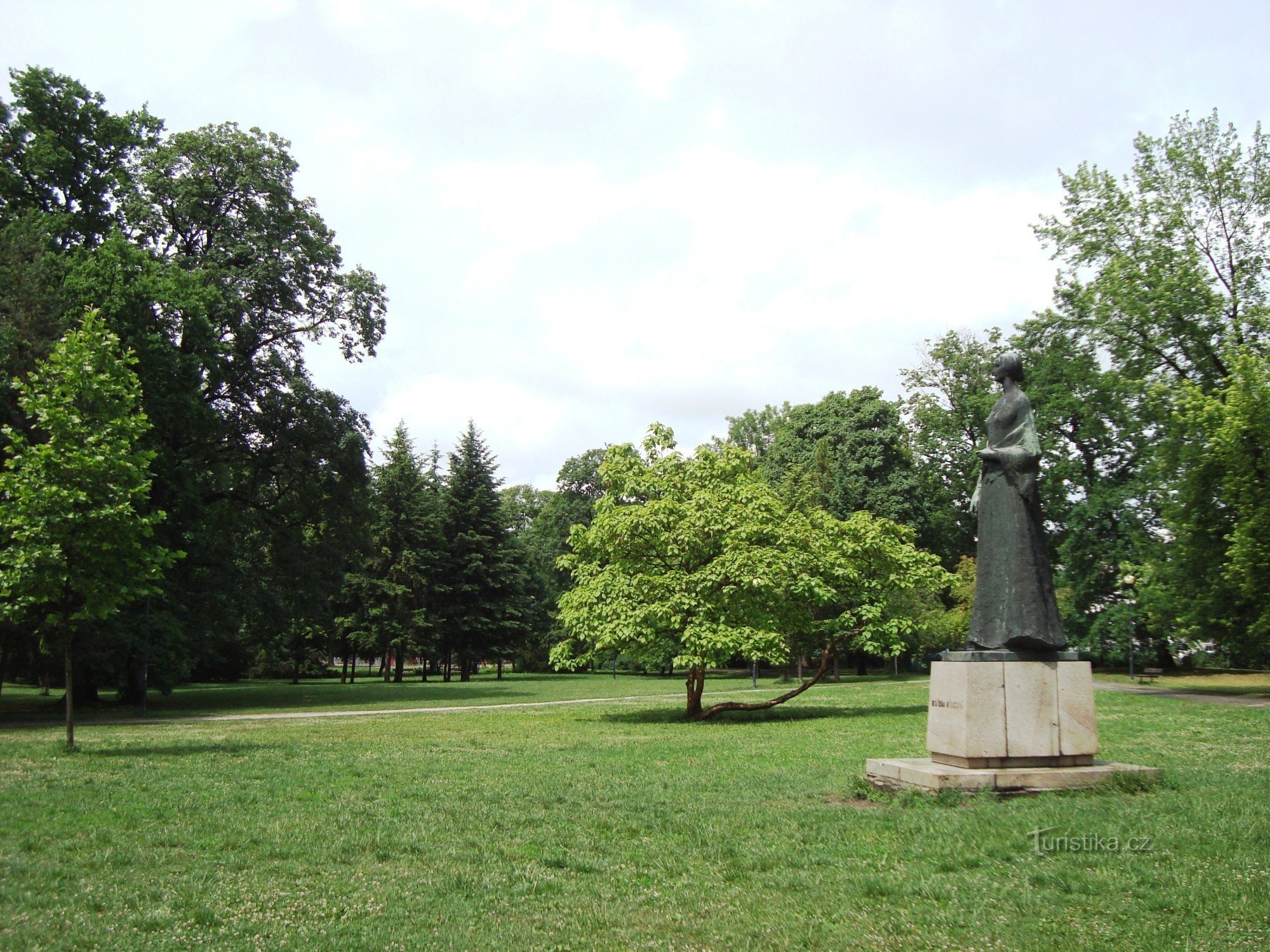 Olomouc-Čechovy sady-monumento a Božena Němcová de 1975-Foto: Ulrych Mir.