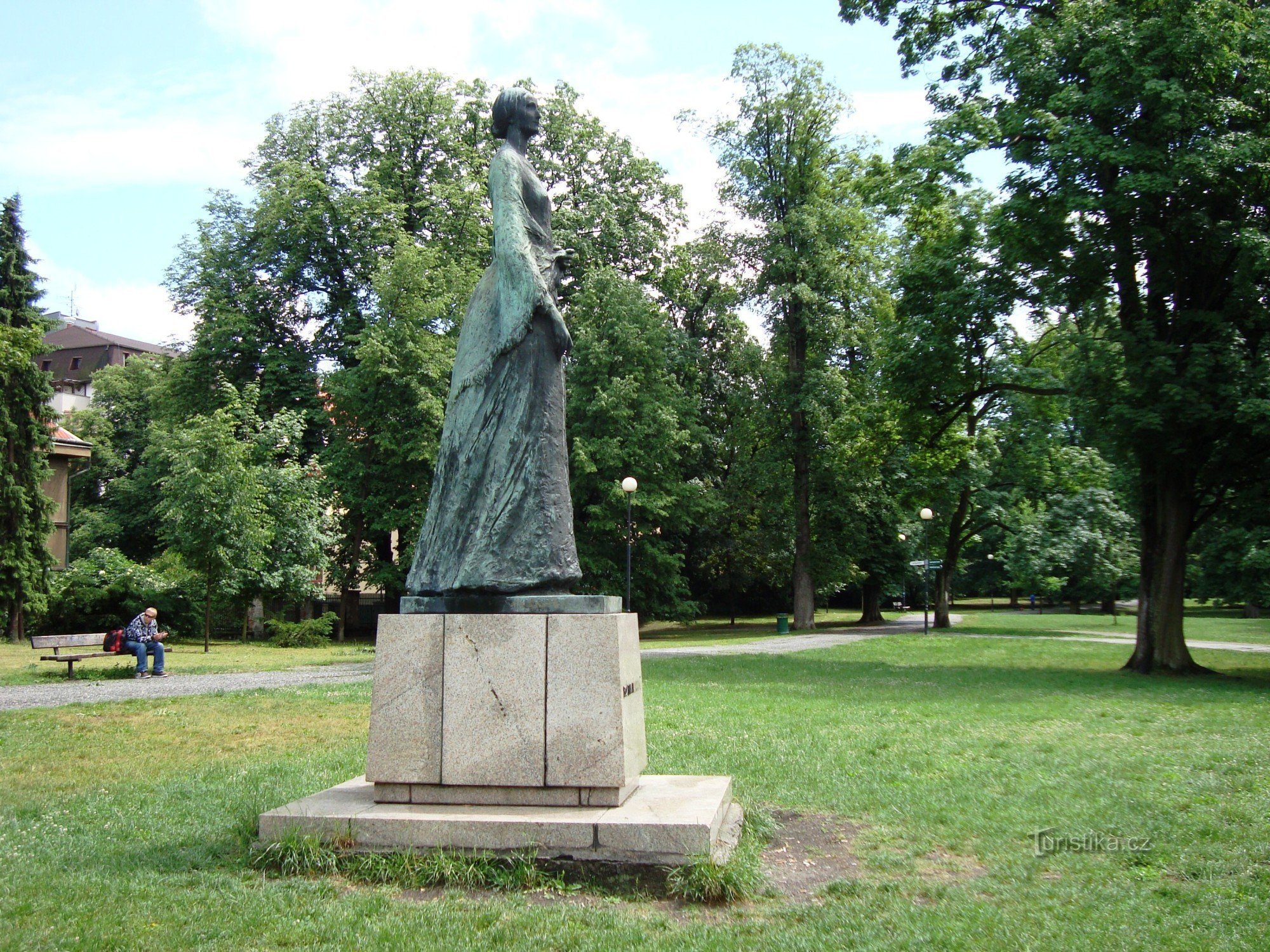 Olomouc-Čechovy sady-monument à Božena Němcová de 1975-Photo : Ulrych Mir.