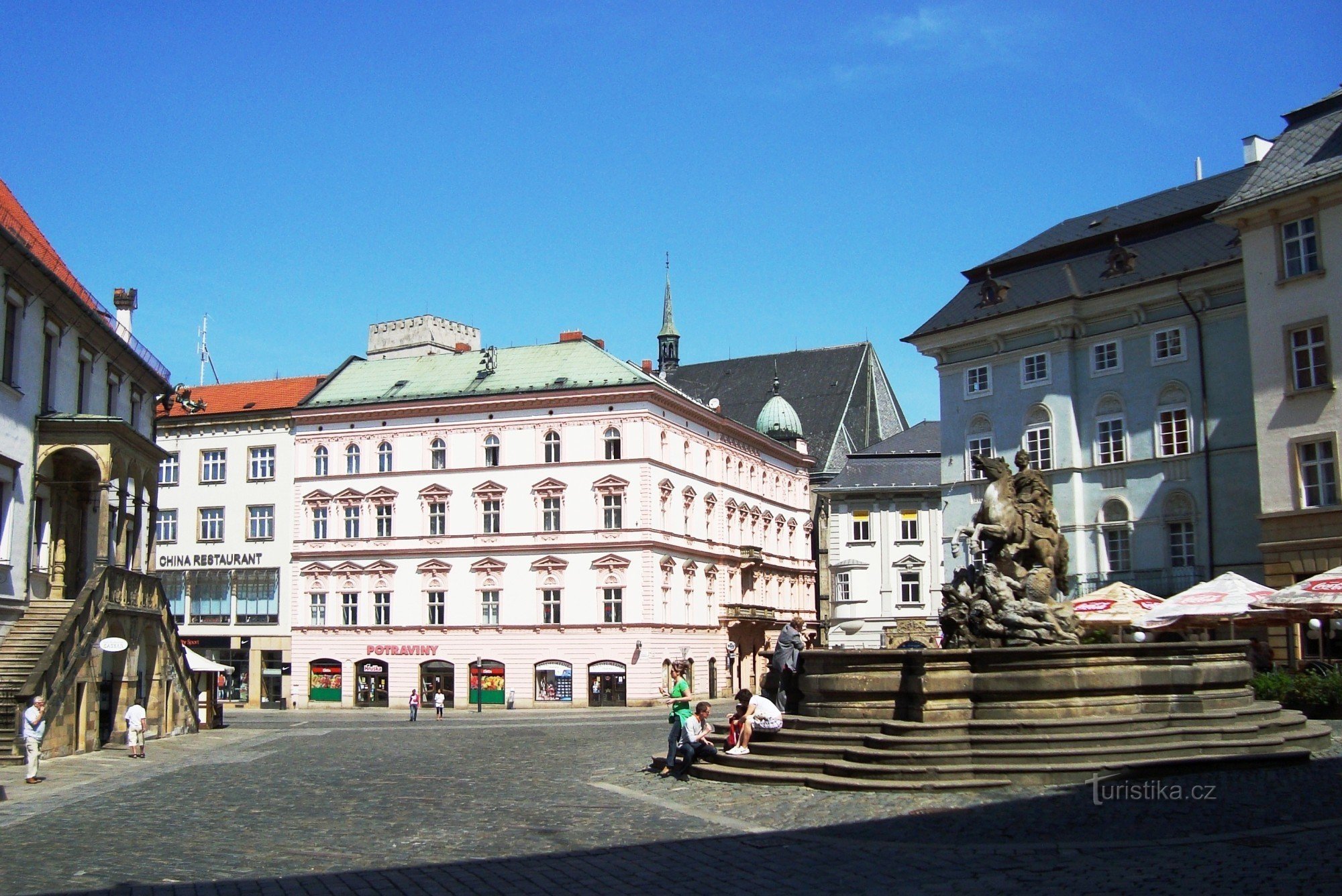 Olomouc-Horní náměstí-Caesars fontän från 1725 och det före detta Dietrichstein Palace-Fo