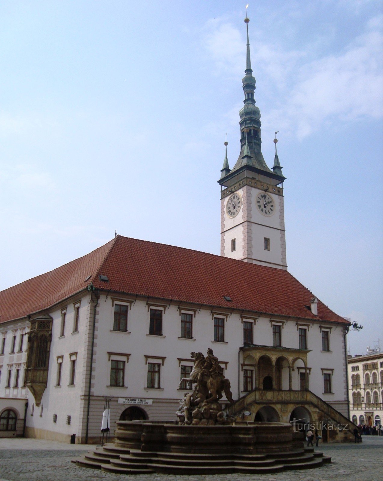 Olomouc-Horní náměstí-Fonte de César de 1725 e a prefeitura-Foto: Ulrych Mir.
