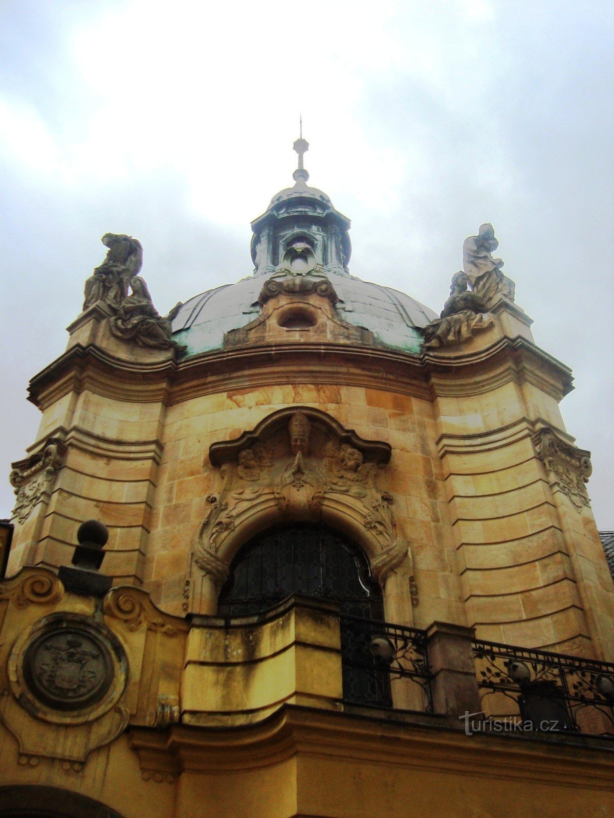 Olomouc-kappeli St. John Sarkandra-reljeef ikkunan yläpuolella-Arkkipiispa kardinaali F.Saleský B