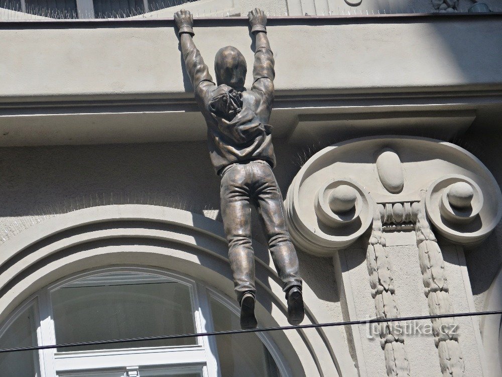 Olomouc - pericoloso ladro sull'edificio del Museo d'Arte