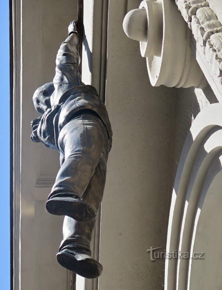 Olomouc - gefährlicher Räuber auf dem Gebäude des Kunstmuseums