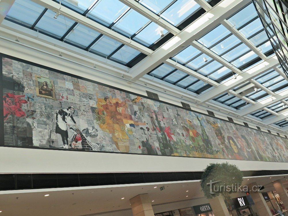 オロモウツ – シャントフカ美術館の有名な絵画の巨大なモザイク