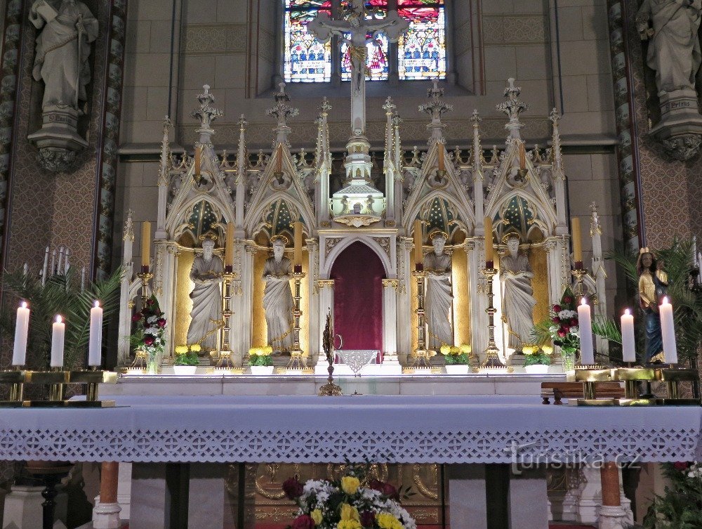 Olomouc - Esculturas renacentistas en el altar mayor de St. Wenceslao