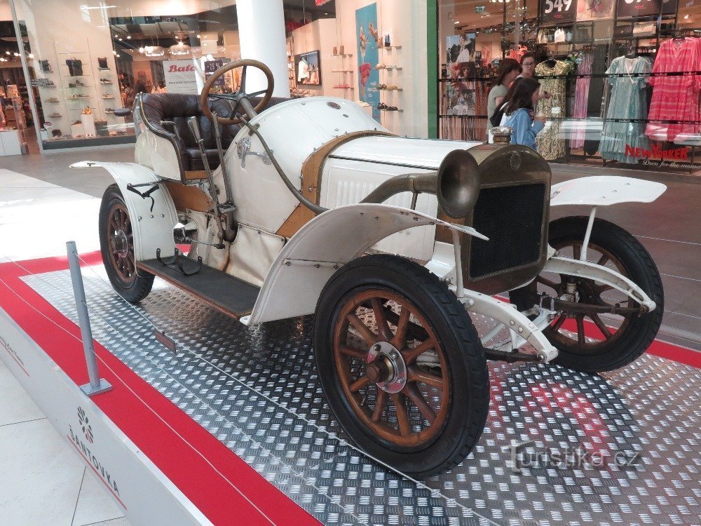 Olomouc – Con olor a gasolina o la belleza de los veteranos en Galeria Šantovka