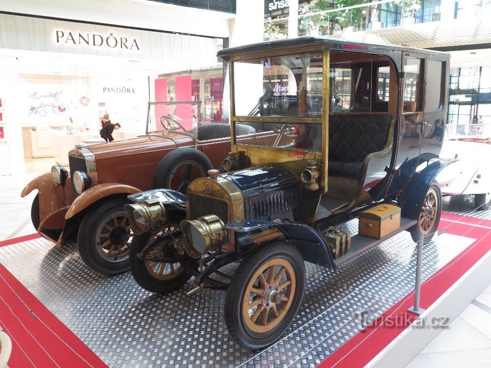 Olomouc – Mit dem Geruch von Benzin oder der Schönheit von Veteranen in der Galeria Šantovka