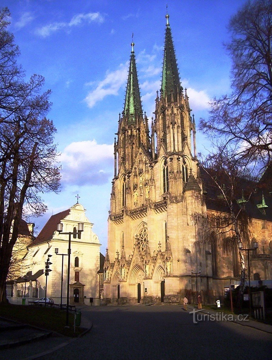 奥洛穆茨 - 瓦茨拉夫广场 - 圣瓦茨拉夫大教堂 - 照片：Ulrych Mir。