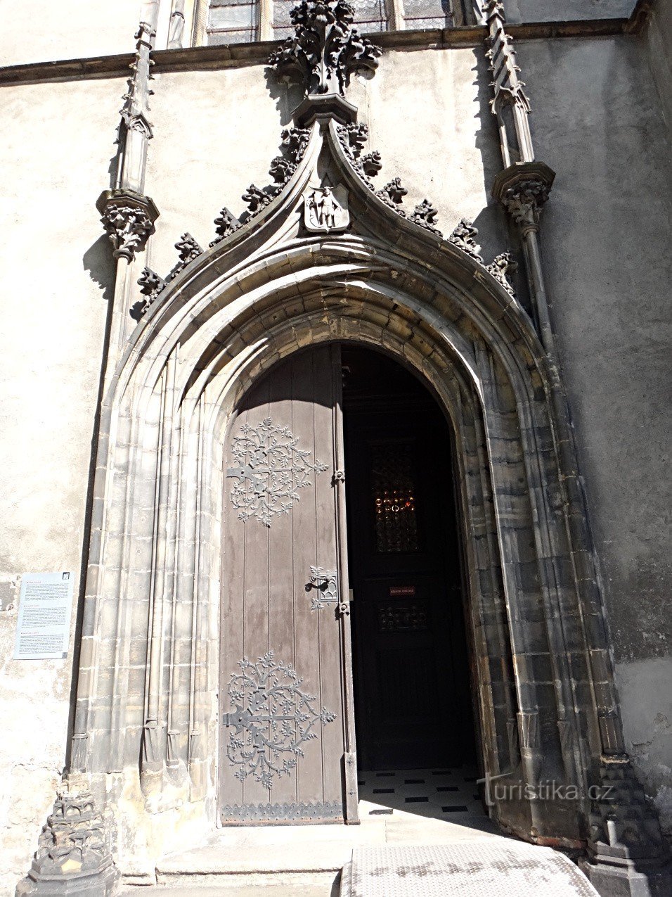 Olomouc ingang van de kerk van St. Morice