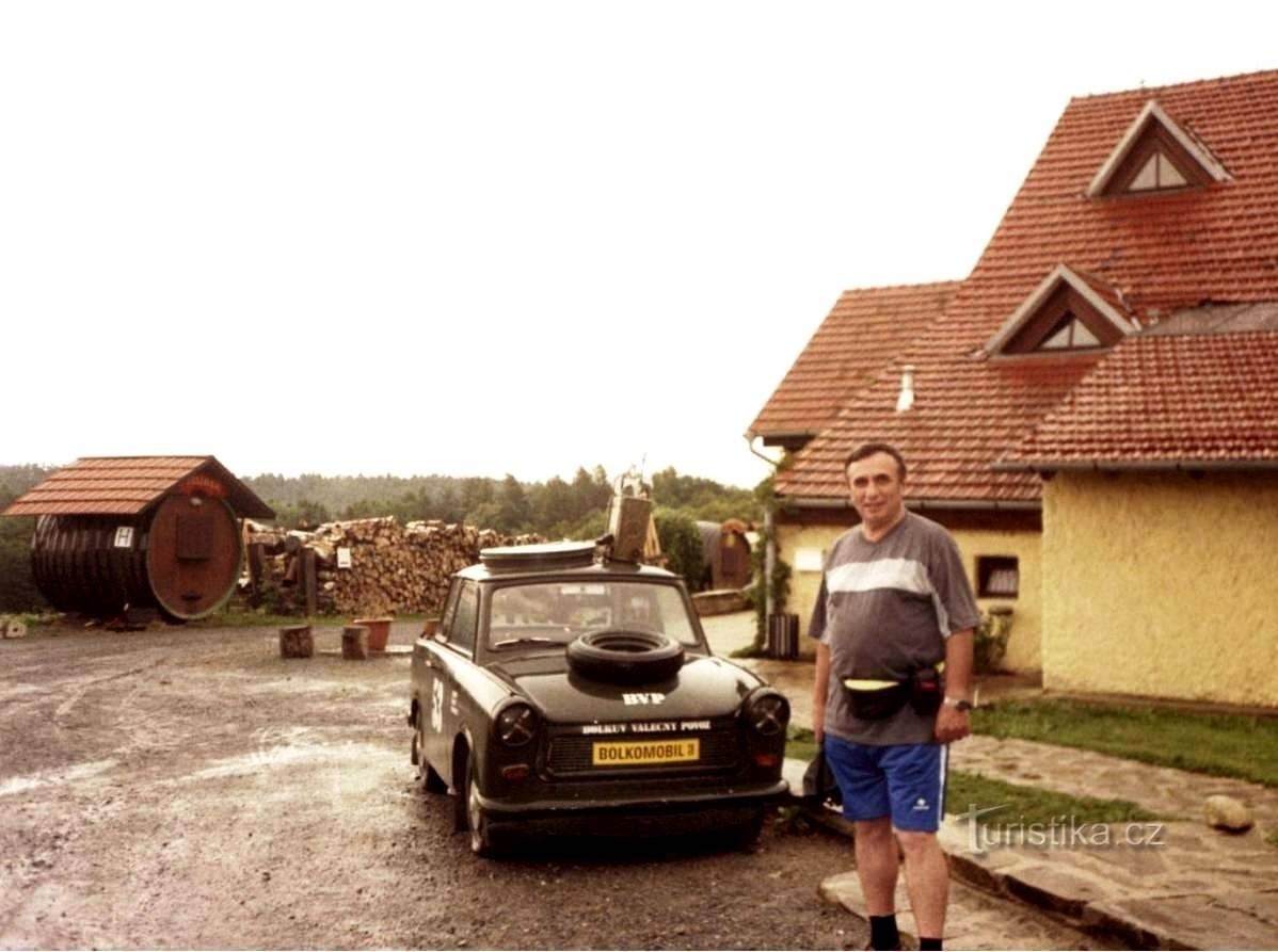 Olšany bij Vyškov-Boerderij Bolka Polívky in 2003-Bolkomobile-Foto: Ulrych Mir.