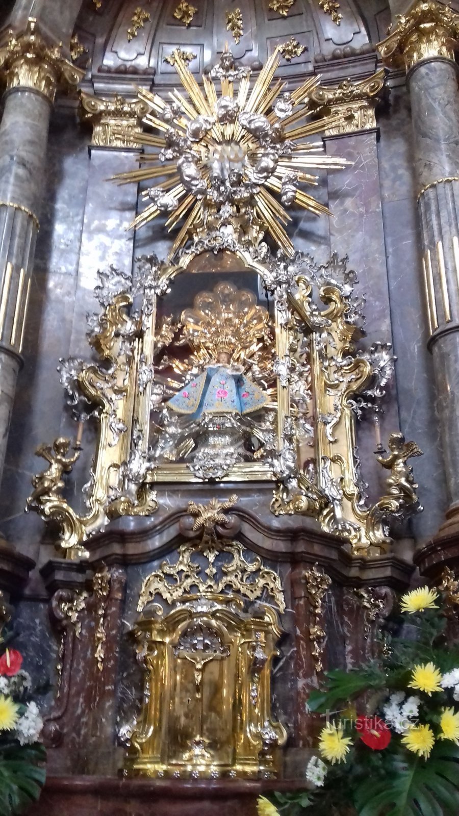 A prágai kisded Jézus oltára a Kis Jézus szobrocskájával