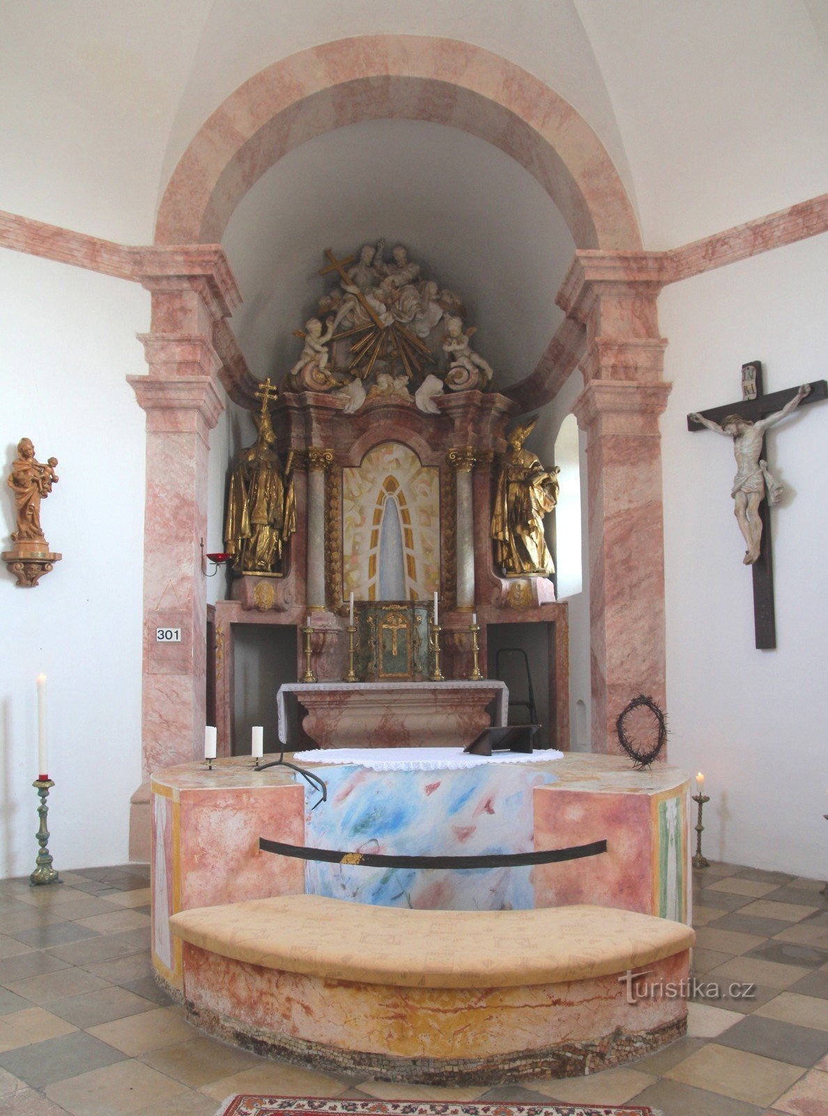 Altar with altarpiece