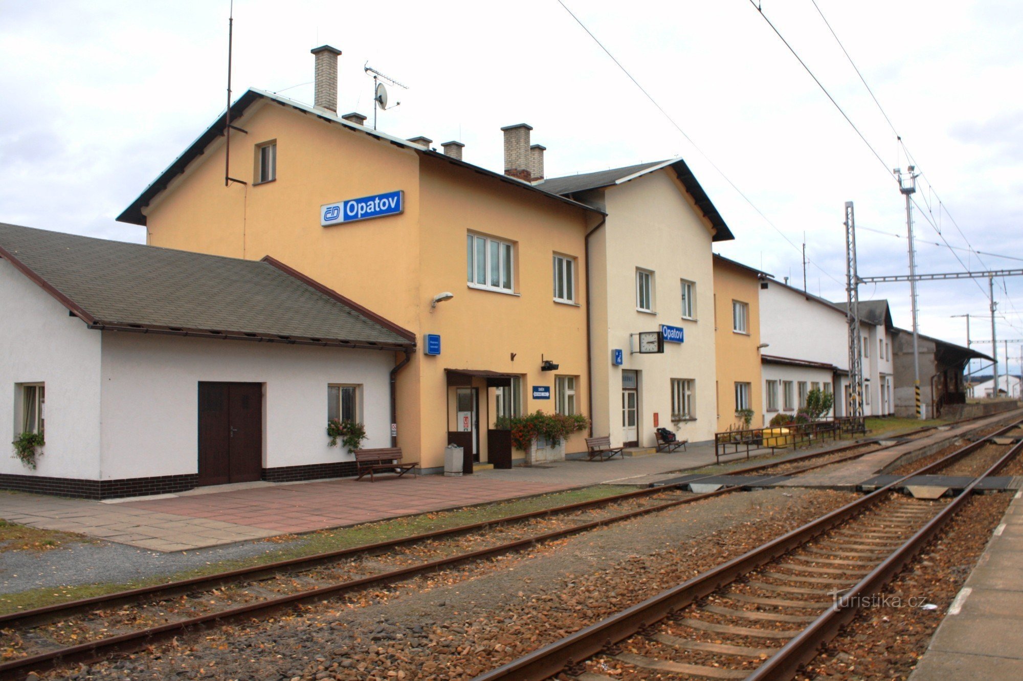 Opátov - estación de tren