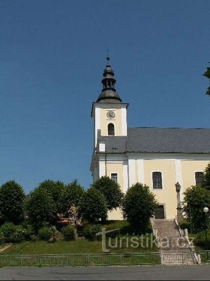 Cerkev Opatovice: Cerkev sv. Jiří se nahaja poleg gradu Opatovice.