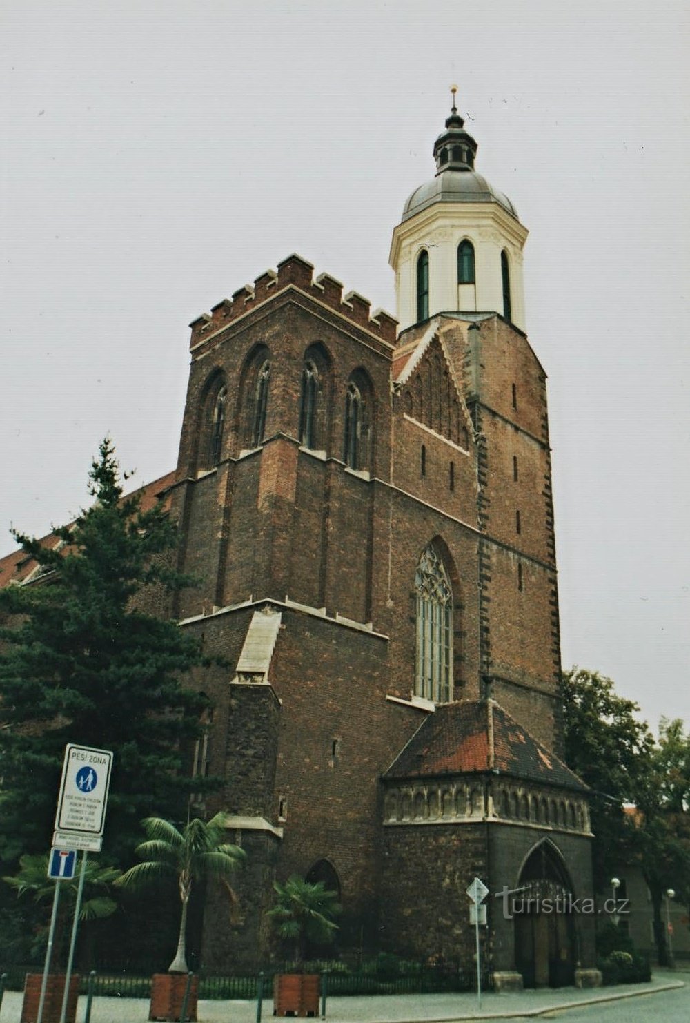 Opava - la fachada de la Catedral de la Asunción de la Virgen María