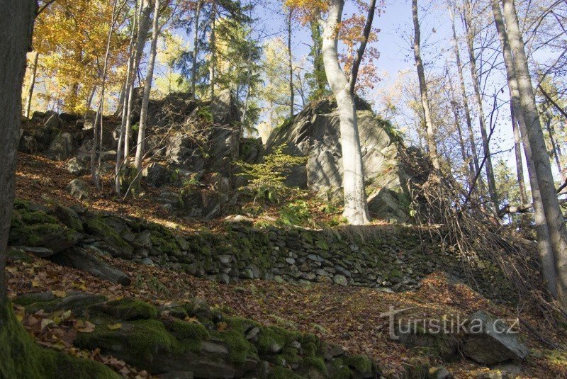 Opěrná zeď nad Sobotínem