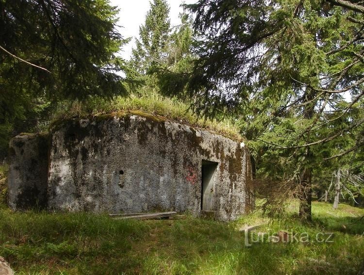 Fortificazioni: Intorno alla cima ci sono una serie di fortificazioni antecedenti la seconda guerra mondiale. guerra mondiale