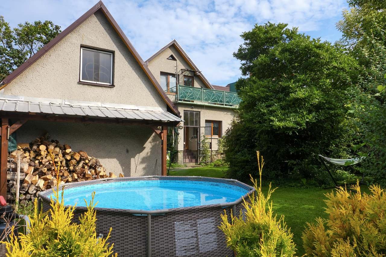 oplocená zahrada, bazén, kryté posezení