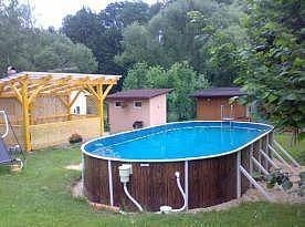 带游泳池和凉棚的围栏花园