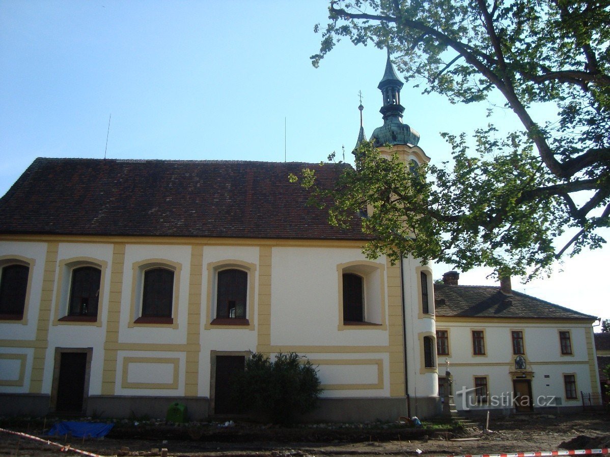 Opočno - Cerkev Svete Trojice iz leta 1567 in župnišče iz konca 16. stoletja (2010) - Foto: Ulrych Mir.