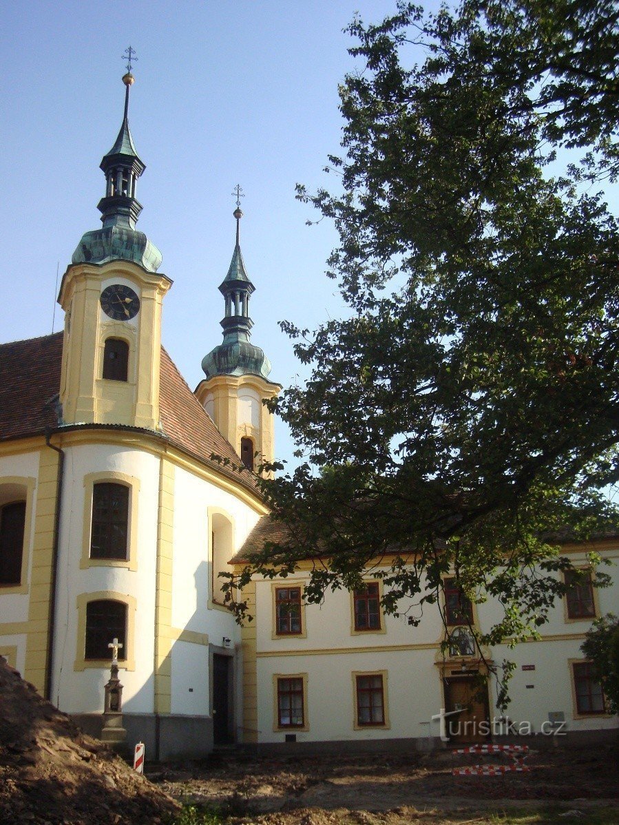 Opočno - Kerk van de Heilige Drievuldigheid uit 1567 en pastorie uit het einde van de 16e eeuw (2010) - Foto: Ulrych Mir.