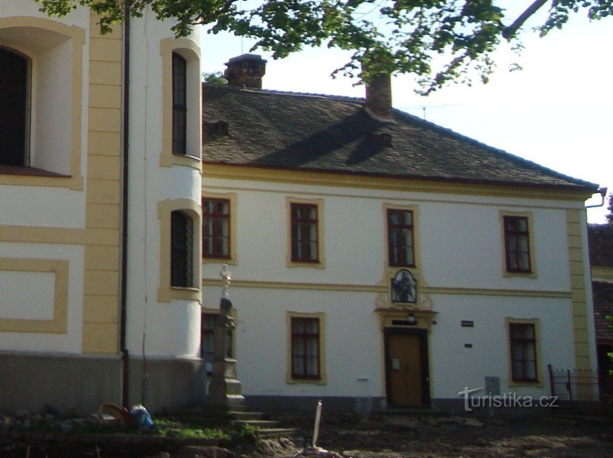 Opočno - Kirche der Heiligen Dreifaltigkeit von 1567 und Pfarrhaus vom Ende des 16. Jahrhunderts (2010) - Foto: Ulrych Mir.