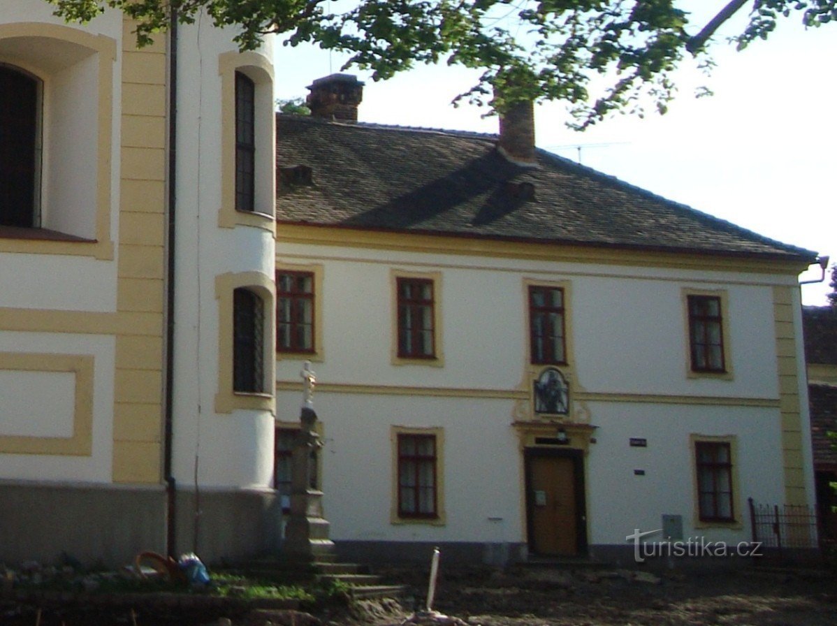 Opočno - Den heliga treenighetens kyrka från 1567 och prästgård från slutet av 16-talet (2010) - Foto: Ulrych Mir.