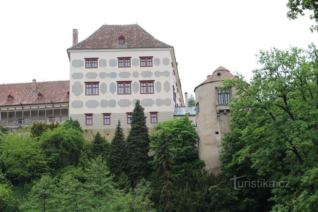 Opočno, uitzicht op het kasteel vanuit de Zlaté Potok-vallei