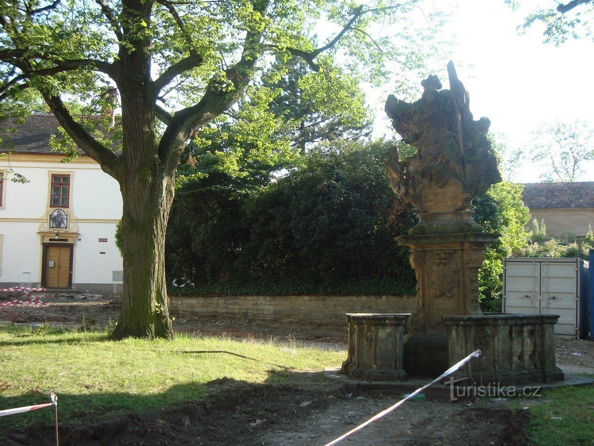 Opočno-Trčkovo náměstí con una scultura e una statua di San Floriano del 1734 - Foto: Ulrych Mir.