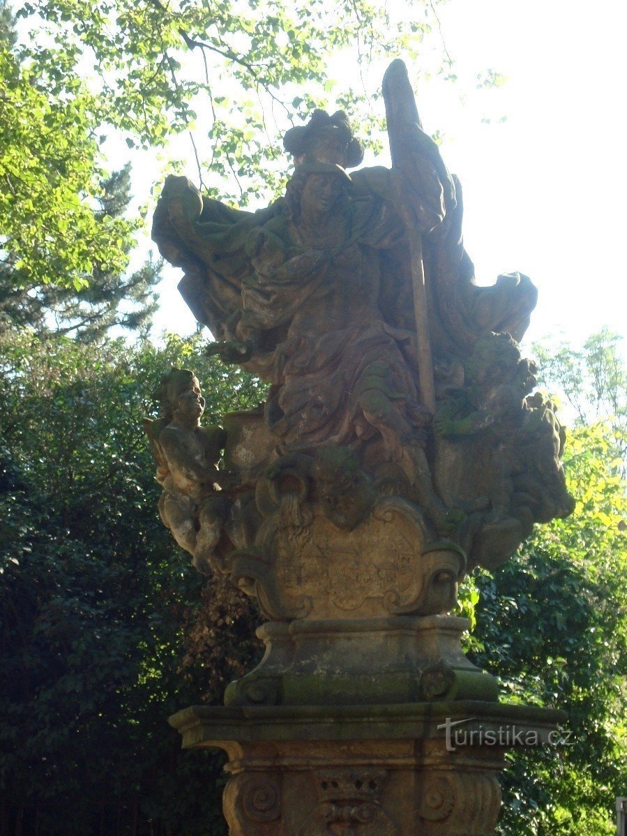 Opočno-Trčkovo náměstí con una escultura y una estatua de San Florián de 1734 - Foto: Ulrych Mir.